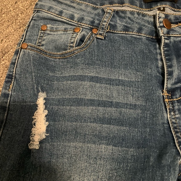 EUC Juniors Size 9 Distressed Jean Bee & Ceci Los Angeles Medium Wash - Picture 5 of 11